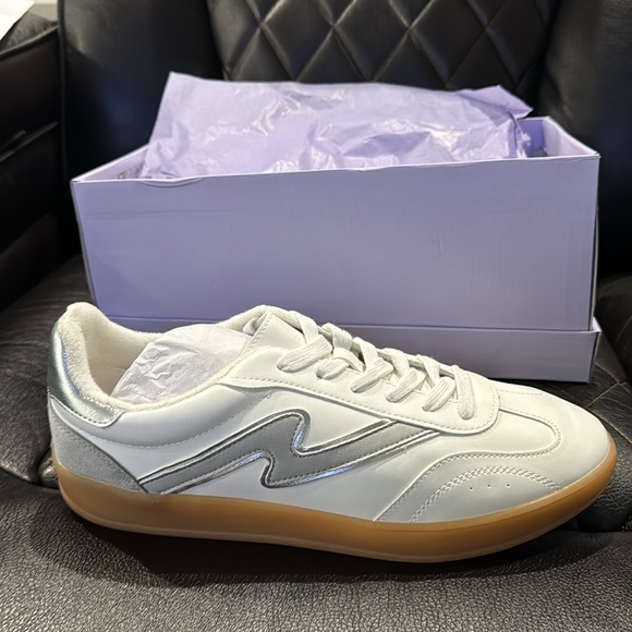 Madden Girl Women's Giia Sneaker - Picture 2 of 5